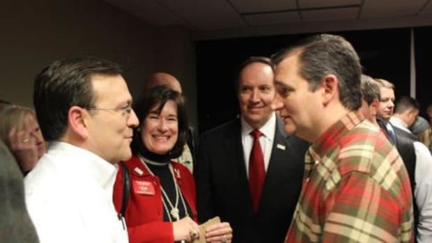 Yamaha president Ben Speciale (left) meets with Texas senator and Republican presi-dential candidate Ted Cruz in Georgia.
