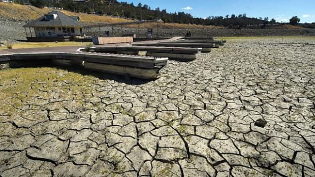 Docks are shown sitting on parched ground at California’s Folsom Lake. El Niño season rains have been responsible for a dramatic rise in the lake’s water level during the past month.