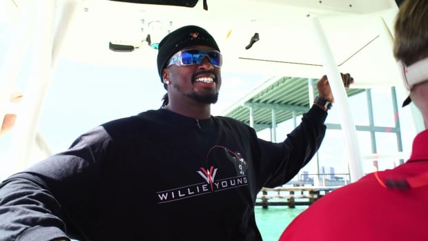 Chicago Bears starting linebacker Willie Young will participate in a Mercury media event next month geared to reach mainstream and non-boating media.