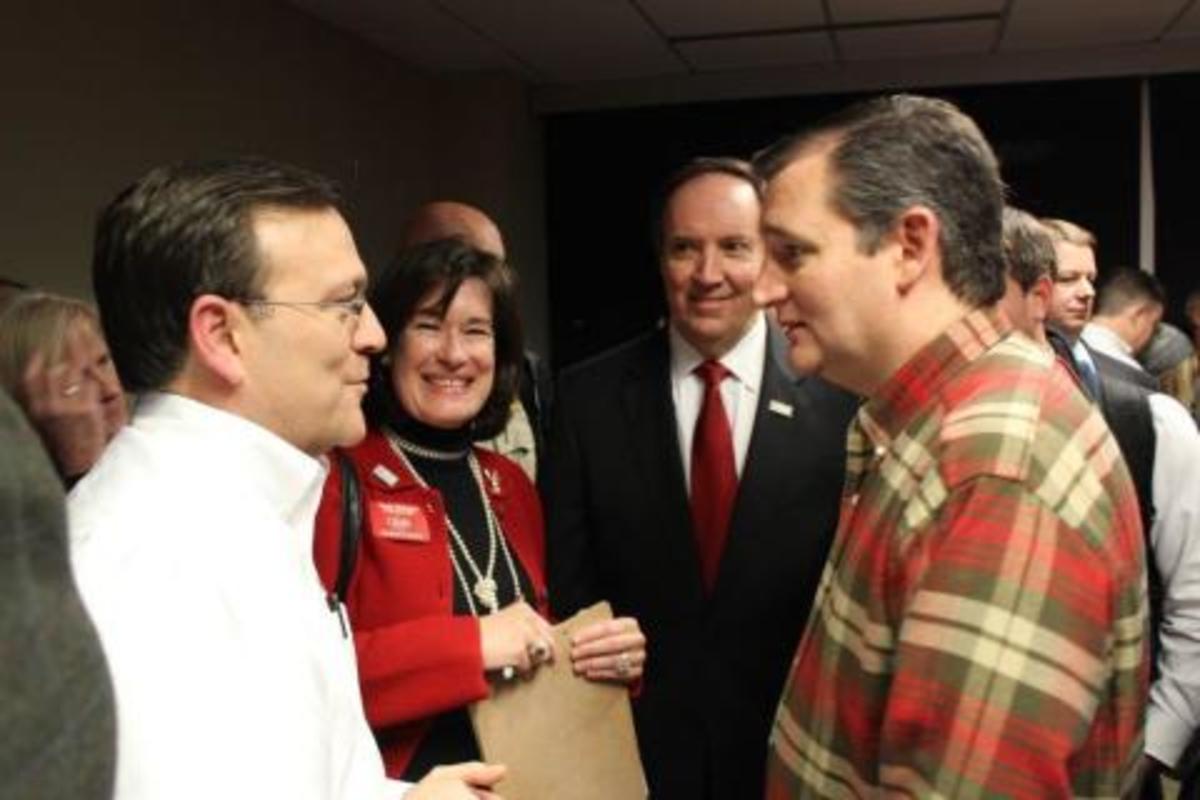 Yamaha president Ben Speciale (left) meets with Texas senator and Republican presi-dential candidate Ted Cruz in Georgia.