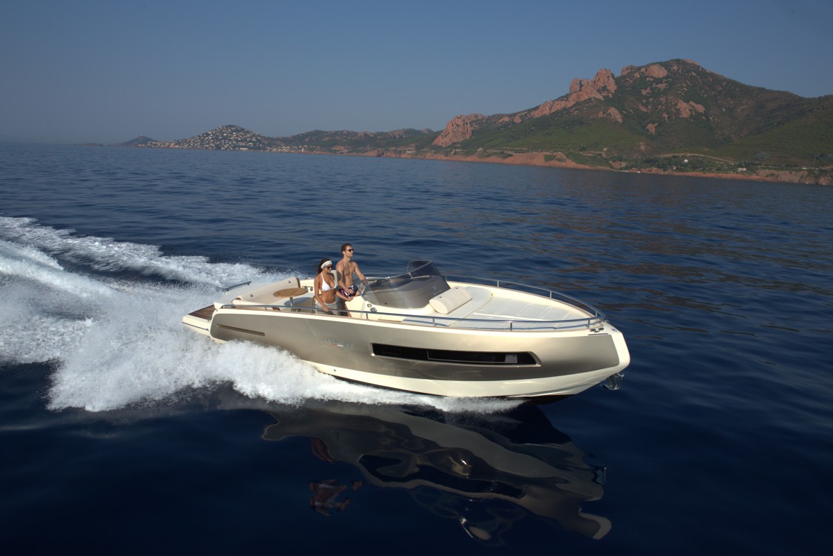 The Invictus 280GT is recognized by its reverse bow.