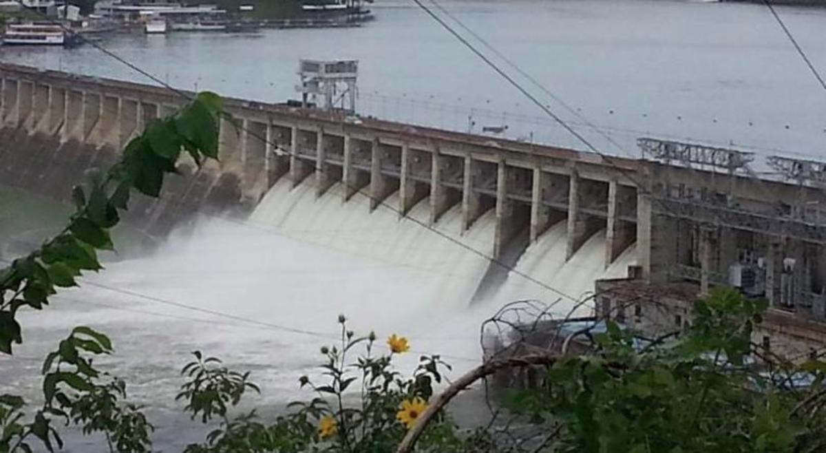 Bagnell dam is at its flow capacity.