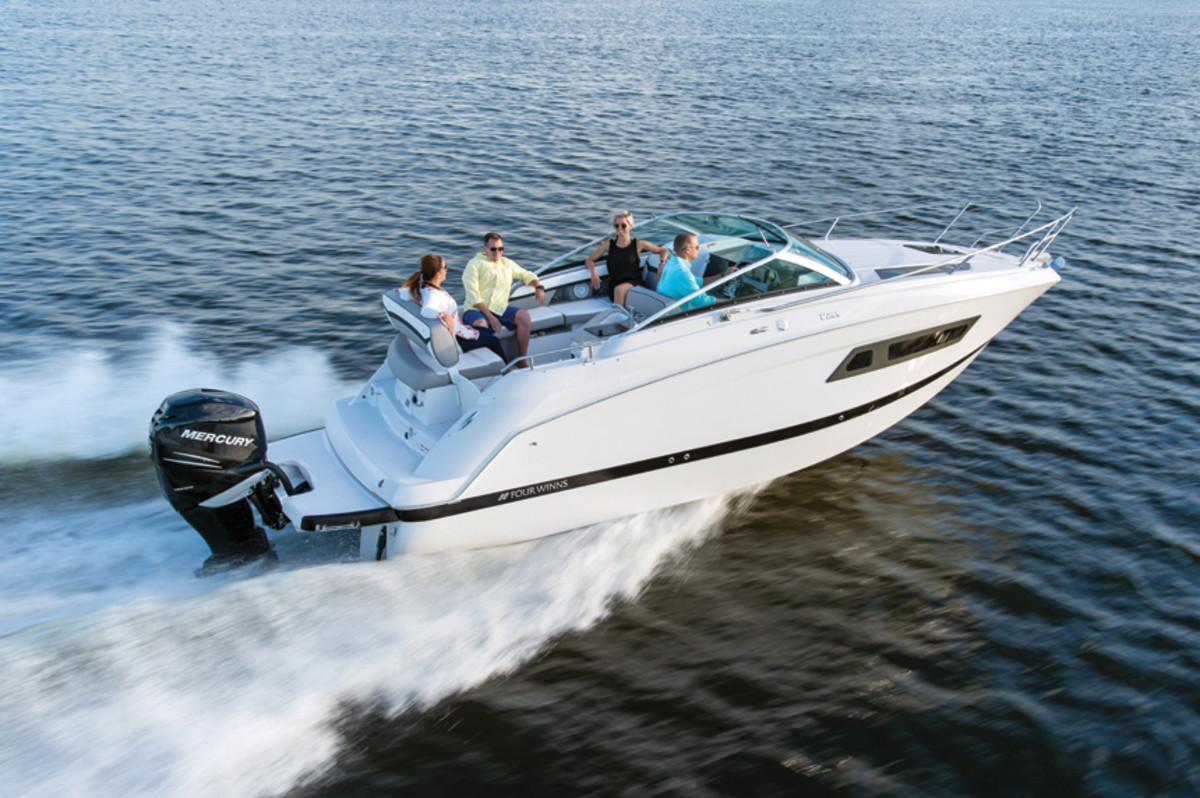 The Vista 255 OB is the first generation of Four Winns’ outboard-powered 
pocket cruisers. 
