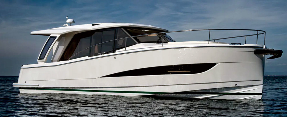 The Greenline 39 is available with a hybrid diesel-electric system, a fully electric power train or traditional diesels. 
