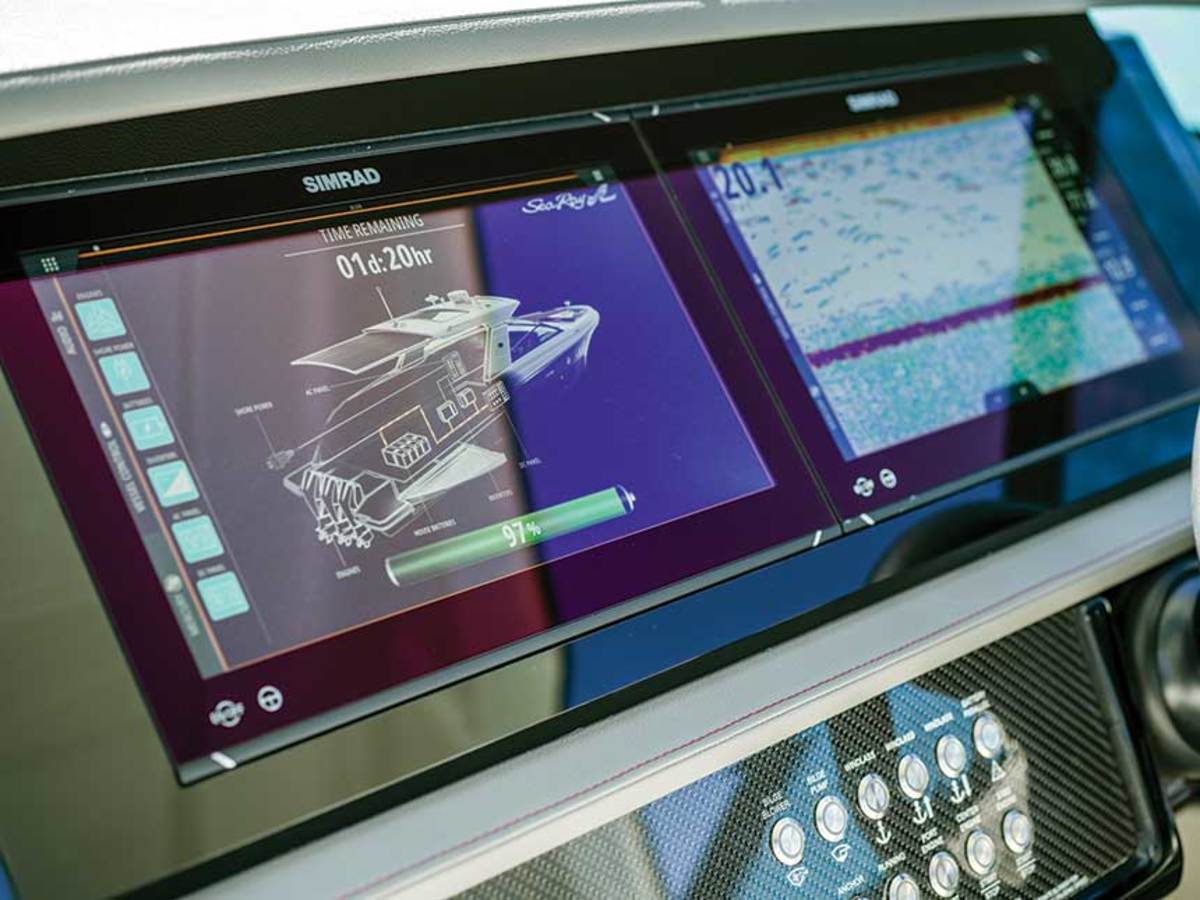 On the SLX-R 400e,  Sea Ray asked Simrad for an easy-to-read bar graph that shows power usage. 