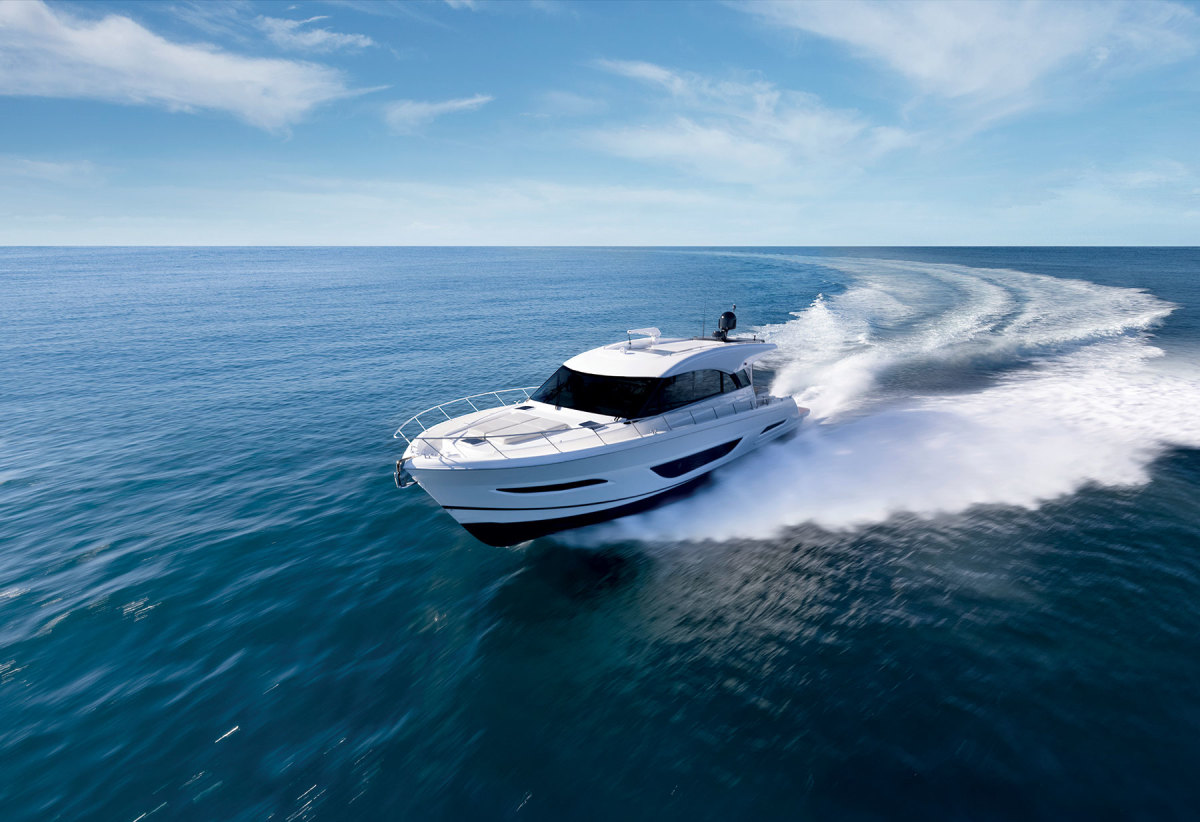 The Maritimo X55’s integrated fuel tanks and hydraulic power steering come directly from its raceboats.