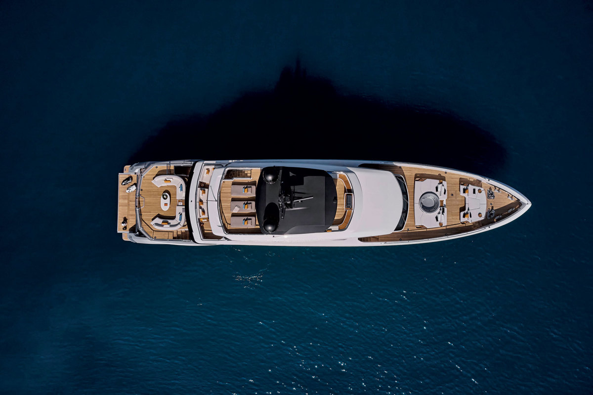 The Grande Trideck replaces the 35 Metri 
as the flagship of the Azimut line. 
