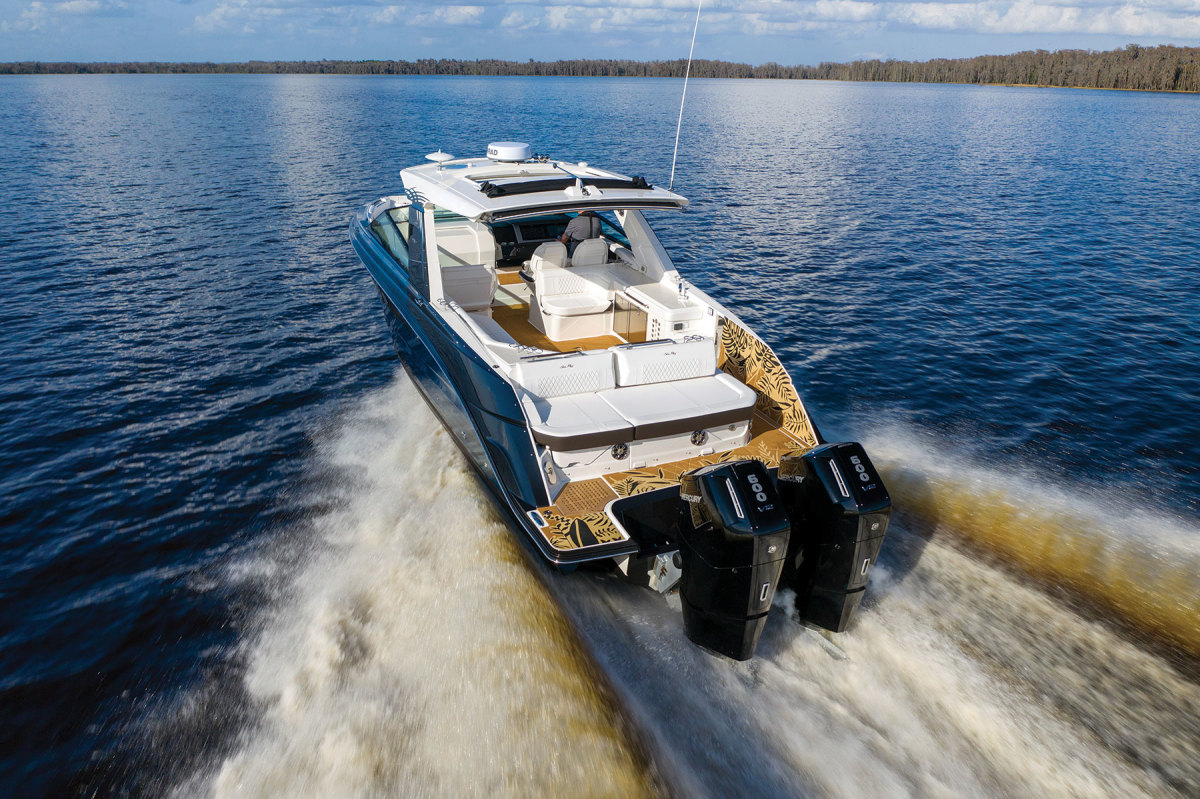 Fathom e-Power is now
available on the Sea Ray SLX 400, as is the 
new 600-hp Mercury Verado outboard. 